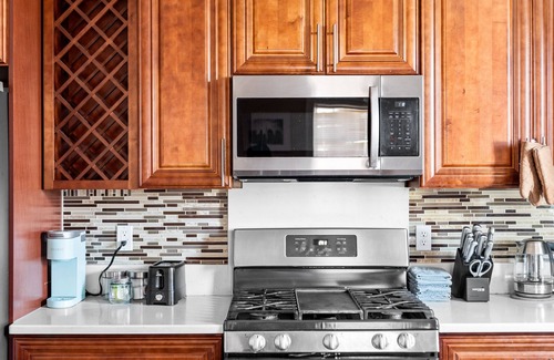 Quincy Apartment | 555-2 - 6BR - Quincy Spacious Apt near Perry Beach