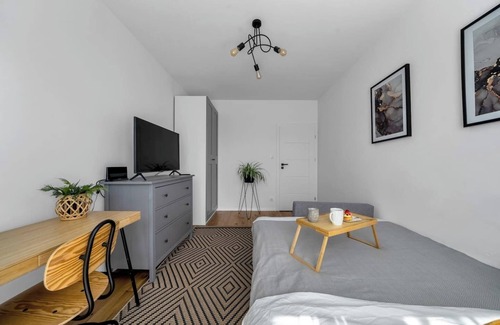 Wlochy Apartment | 56m2 Warsaw Włochy Apartment - Balcony, Workspace - by Rentujemy