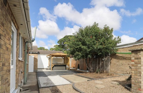Leven Cottage | 57 WESTLANDS WAY, family friendly, with open fire in Beverley