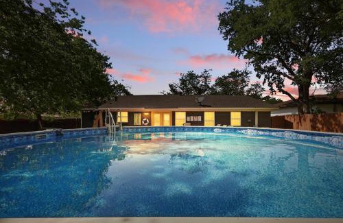 Park Central House | 5BD,2BA Cheerful Retreat with Backyard