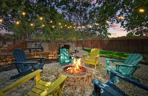 Park Central House | 5BD,2BA Cheerful Retreat with Backyard