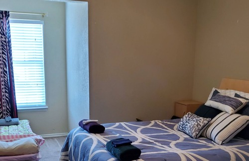 South Arlington House | 5bd/5ba-3700sqft Home w/Cable & Fast Wi-Fi - Dedicated Desk & Outdoor Living