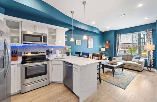 West Poplar House | 5Bd,5Ba, Sleeps 16, 2 Kitchens, Grill!