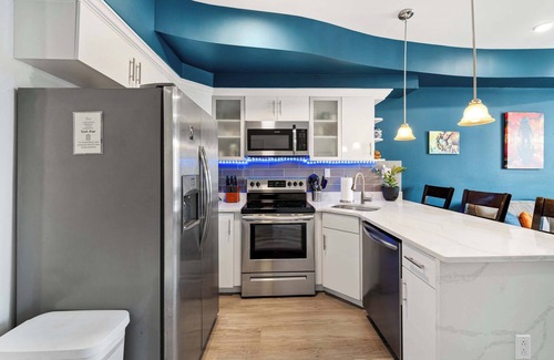 West Poplar House | 5Bd,5Ba, Sleeps 16, 2 Kitchens, Grill!