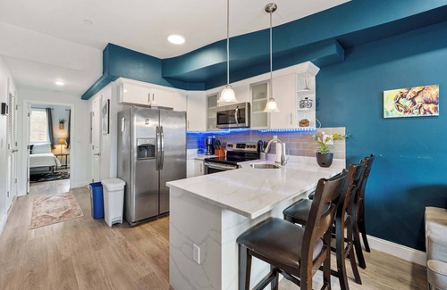West Poplar House | 5Bd,5Ba, Sleeps 16, 2 Kitchens, Grill!