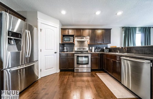 Southeast Edmonton House | 5BD Jungle Oasis - HotTub - BBQ - KingBed - Games - Garage