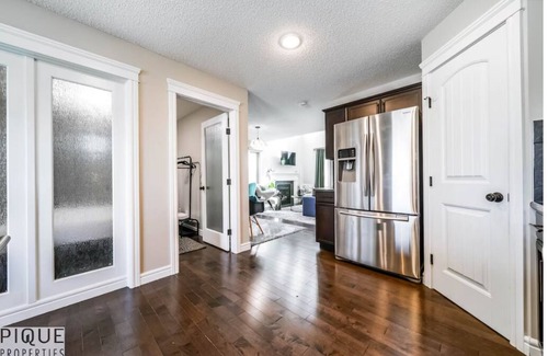 Southeast Edmonton House | 5BD Jungle Oasis - HotTub - BBQ - KingBed - Games - Garage