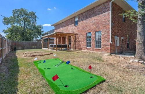 Southern Plantation House | 5BD Texas Charm - Play Ball Theme & Backyard