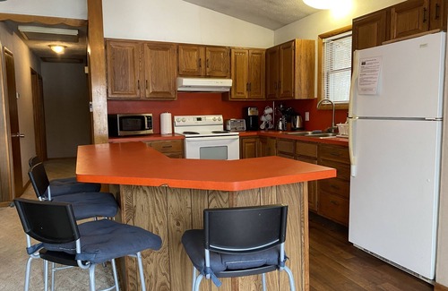 White Haven House | 5BR/2.5BA Lakefront w/hot tub, pool table, fire pit
