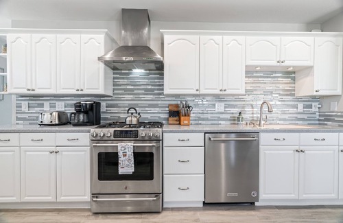 Highland Hills House | ❤ 5BR/3BA Modern Cozy Farmhouse, Spacious Backyard w/Pool + Fire Pit