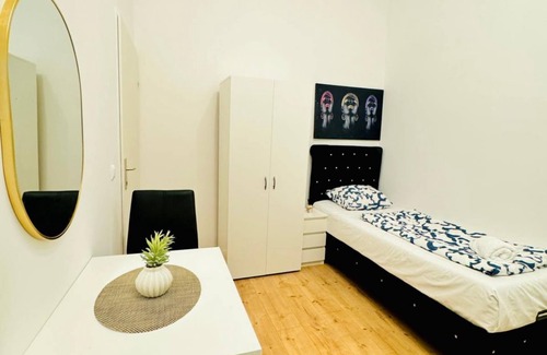 Liesing Apartment | 5BR Apartment; Near Atzgersdorf Park, 11-Min Walk