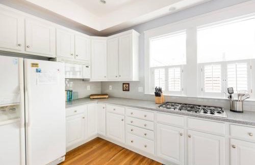 Midtown House | 5BR Historic Midtown Craftsman Home w Jacuzzi