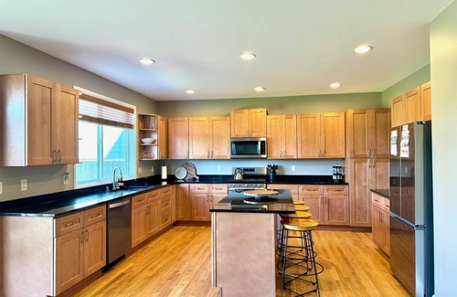 Sumner House | 5BR home, fire place, & plenty of space! 14 guestsnn