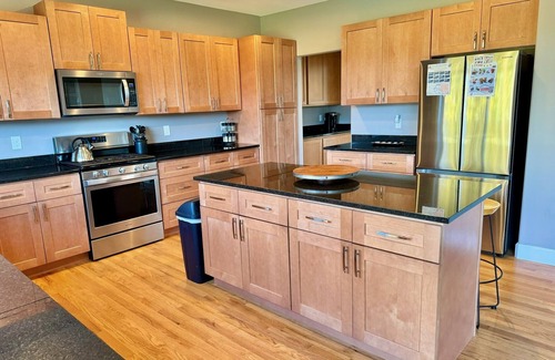 Sumner House | 5BR home, fire place, & plenty of space! 14 guestsnn