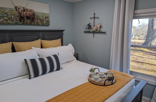 Chesnee Other | 5BR Hood Oaks Farm~✓Swim/Fish+King Bed+Sunrm+FirePt/nr Mtns+Lakes+I-85 & 26+TIEC