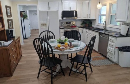 Chesnee Other | 5BR Hood Oaks Farm~✓Swim/Fish+King Bed+Sunrm+FirePt/nr Mtns+Lakes+I-85 & 26+TIEC