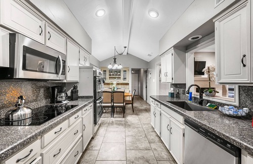 Buckingham House | 5BR House/Resort Style Heated Pool/Tub, Pool Table/King Bed