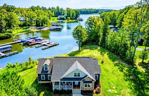 Mineral House | 5BR Lakefront Lake Anna, Pool, Boat Dock, Hot Tub, Beach