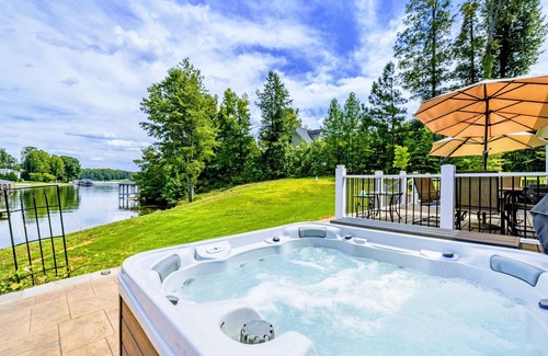 Mineral House | 5BR Lakefront Lake Anna, Pool, Boat Dock, Hot Tub, Beach