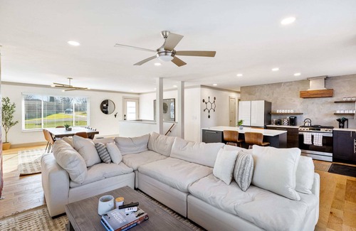 Drayton Plains House | 5BR Lakehouse near Pine Knob with Jacuzzi!