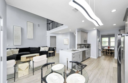 Barker House | 5BR Modern Paradise. Sleeps 15. Family Friendly
