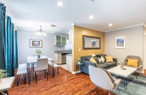 NoHo Arts District House | 5BR NoHo Fun in the Sun! Pool, Cabana & BBQ!