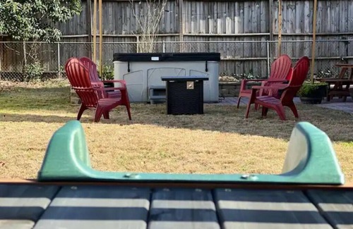 Fortson House | 5BR One story Retreat w/HOT TUB Grill, Chill & Family Time