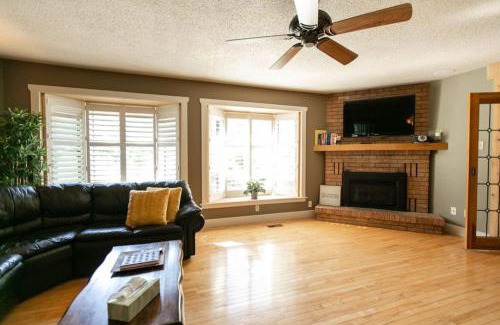 Mono House | 5BR Riverfront Retreat w Firetable BBQ and Deck