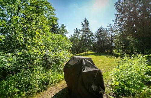 Mono House | 5BR Riverfront Retreat w Firetable BBQ and Deck