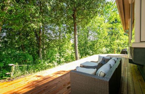 Mono House | 5BR Riverfront Retreat w Firetable BBQ and Deck