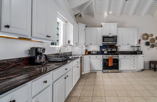 Estate Caret Bay House | 5BR Villa w/pool in peaceful residential neighborhood