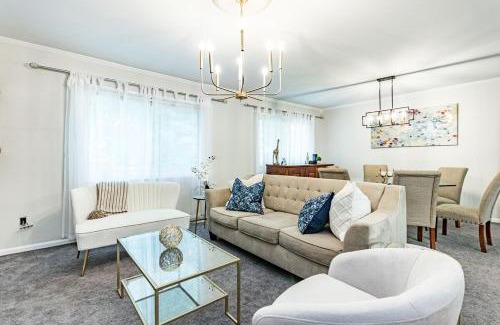 North Raleigh House | 5br w community Pool close to North Hills!