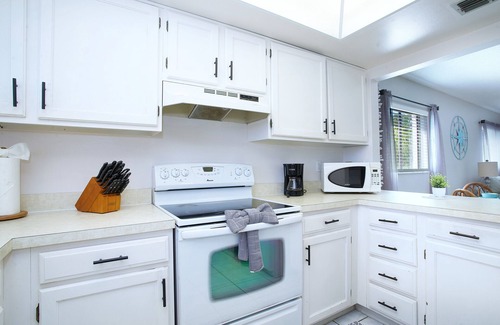 Iona Condo | 5Mi to Beach! Pool Quiet Unit Tennis Lanai Laundry Parking #MISSION DESTINATIONS