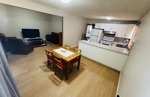 Forest Lawn House | 5min from Downtown/2 bedroom mainfloor