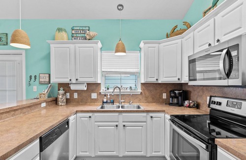 Corpus Christi House | 5min to Beach Family-Friendly Island Retreat Quiet Pool Access + Private Yard