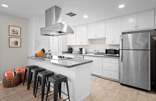 Cox Heights House | 5mins to Old Town! Heated Pool & Spa, Fire pit & Outdoor TV!