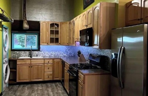 Mead House | 5th Ave Pond Side Retreat