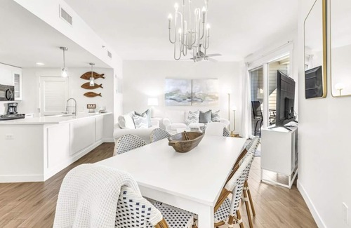 Baytowne Wharf Condo | 5th Floor Bahia Condo: Courtyard and Pool Views, King Bed at Sandestin Golf and Beach Resort!