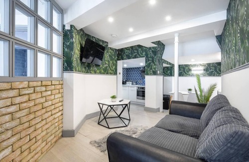 East Acton Apartment | 5WJB - Spacious 1 Bed Flat in London