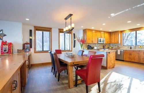 Tahoe Tavern House | 6-8 Miles to Palisades|Alpine|Homewood|Walk to TC
