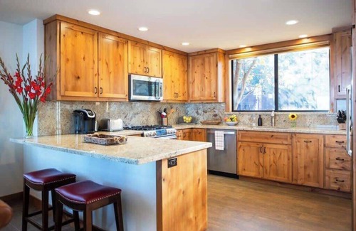 Tahoe Tavern House | 6-8 Miles to Palisades|Alpine|Homewood|Walk to TC