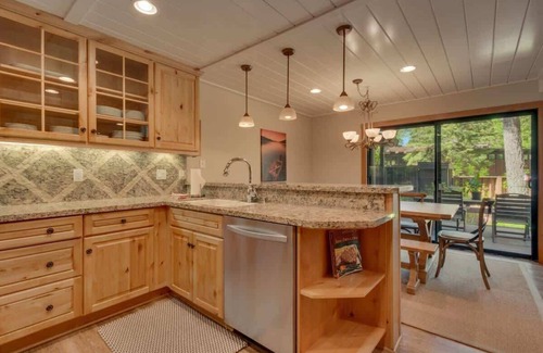 Tahoe Tavern House | 6-8 Miles to Palisades|Alpine|Homewood|Walk to TC