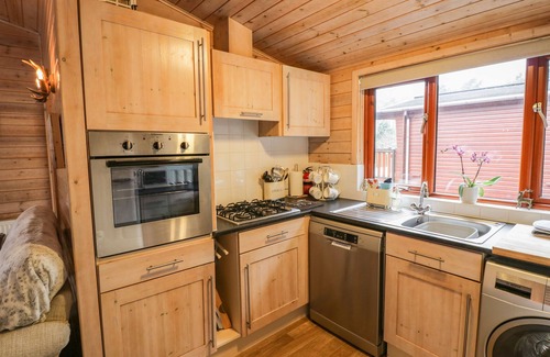 Bridgnorth Cottage | 6 ASTBURY FALLS, luxury holiday cottage, with a garden in Bridgnorth