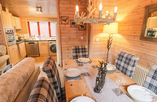 Bridgnorth Cottage | 6 ASTBURY FALLS, luxury holiday cottage, with a garden in Bridgnorth