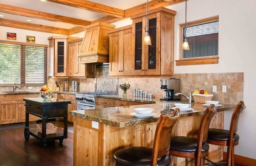 Eden House | 6 Bdr! 4 are King, hot tub, fire pit! BEST view!