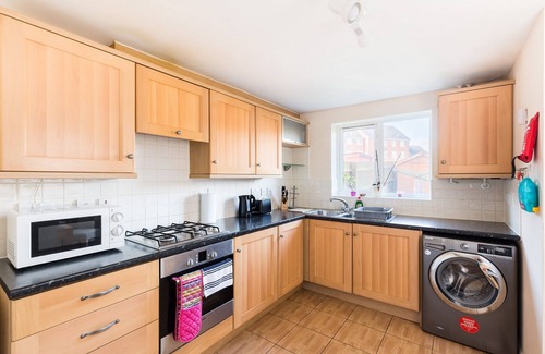 Wolverhampton House | 6 bed house with free secure parking & 3 bathrooms