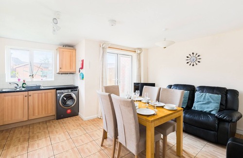 Wolverhampton House | 6 bed house with free secure parking & 3 bathrooms