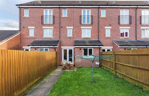 Wolverhampton House | 6 bed house with free secure parking & 3 bathrooms