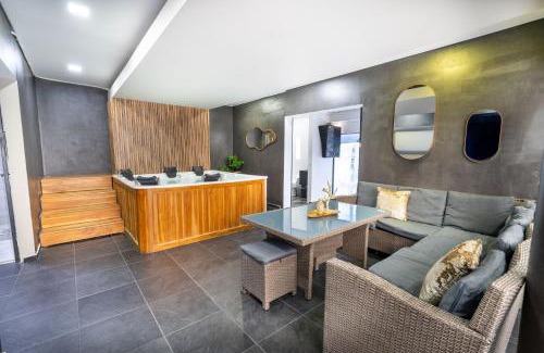 Zona Rosa Apartment | 6 bedroom and Jacuzzi 1 block from LLeras P6