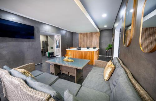 Zona Rosa Apartment | 6 bedroom and Jacuzzi 1 block from LLeras P6